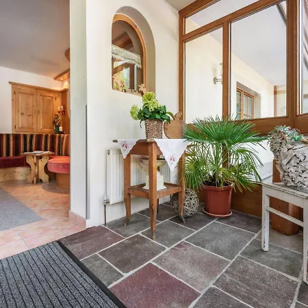 Lavish In With Balcony Oetz